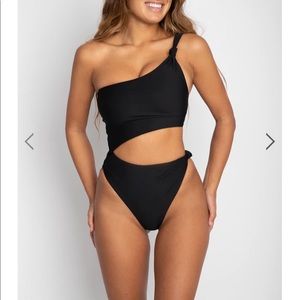 Skatie Size M Black New with out tags